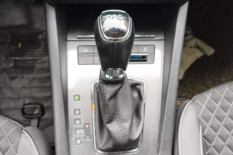 Used Skoda Octavia 2018 Station Wagon TSI280 DSG Luxury Edition Gear Lever