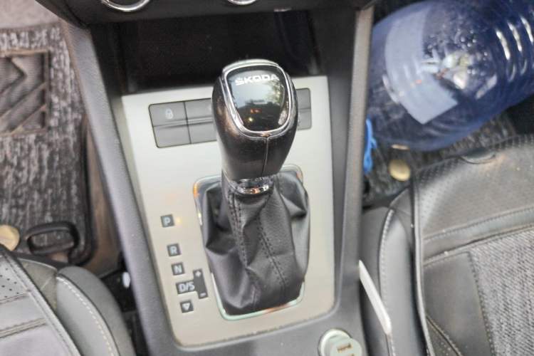 Used Skoda Octavia 2018 1.6L Automatic Luxury Edition Gear Lever