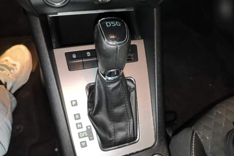 Used Skoda Octavia 2018 TSI230 DSG Luxury Edition Gear Lever