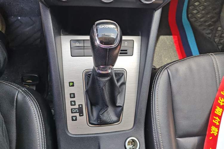 Used Skoda Octavia 2018 1.6L Automatic Comfort Edition Gear Lever
