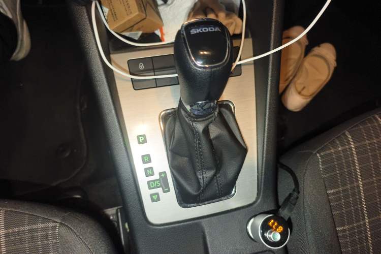 Used Skoda Octavia 2018 1.6L Automatic Comfort Edition Gear Lever