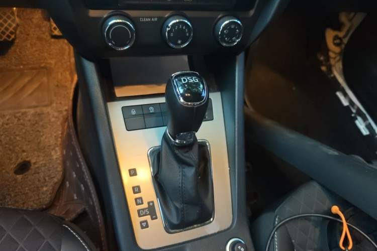 Used Skoda Octavia 2018 TSI230 DSG Luxury Edition Gear Lever