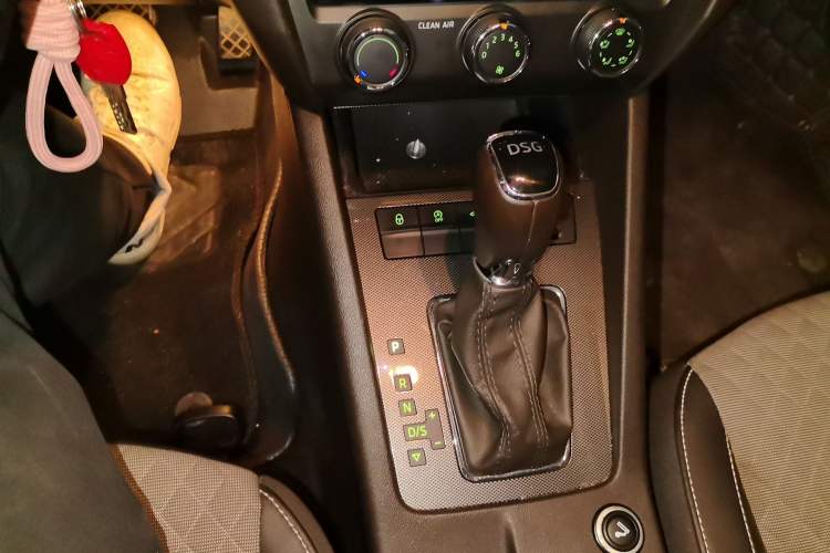 Used Skoda Octavia 2018 Station Wagon TSI280 DSG Flagship Edition Gear Lever