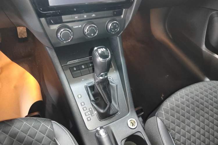 Used Skoda Octavia 2018 Station Wagon TSI280 DSG Luxury Edition Gear Lever