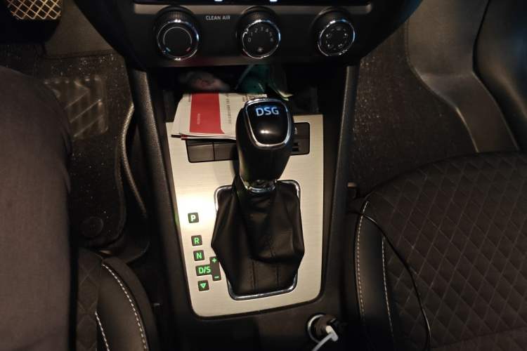Used Skoda Octavia 2018 TSI230 DSG Luxury Edition Gear Lever