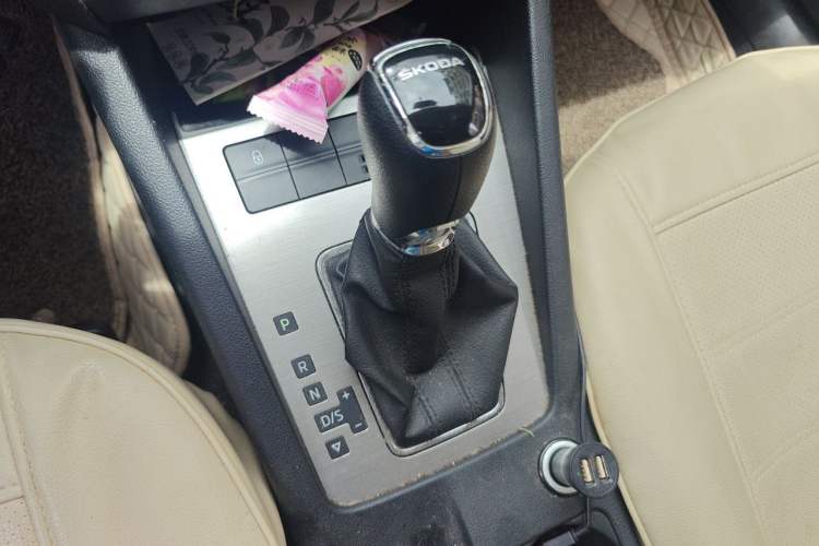 Used Skoda Octavia 2018 1.6L Automatic Comfort Edition Gear Lever