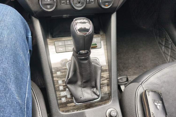 Used Skoda Octavia 2018 TSI280 DSG Flagship Edition Gear Lever