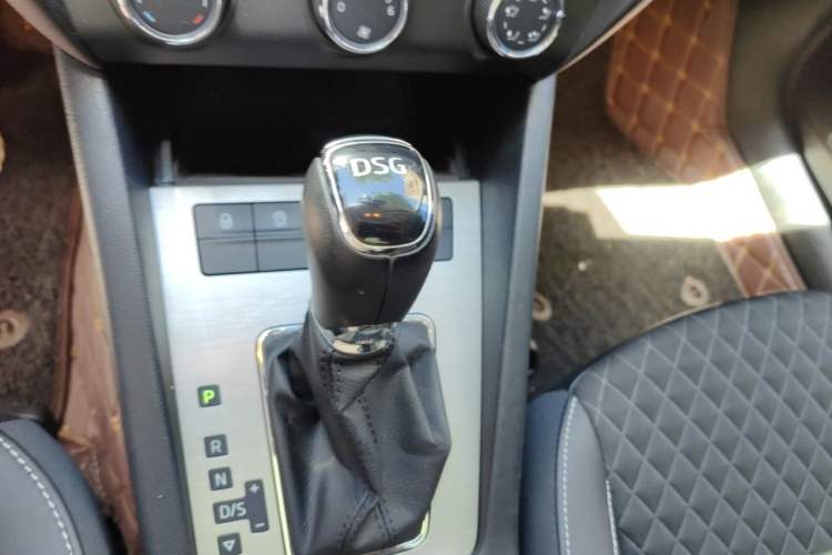 Used Skoda Octavia 2018 TSI280 DSG Luxury Edition Gear Lever
