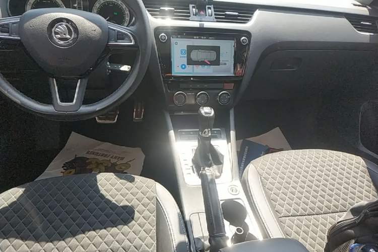 Used Skoda Octavia 2018 TSI230 DSG Luxury Edition Gear Lever