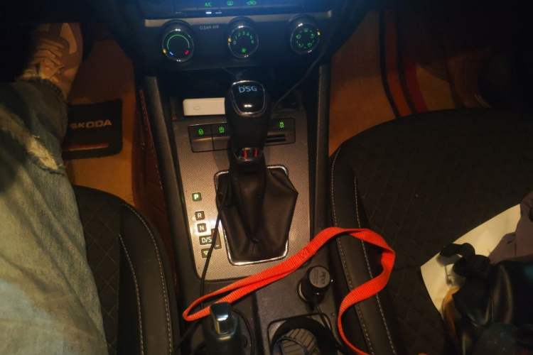Used Skoda Octavia 2018 Station Wagon TSI280 DSG Luxury Edition Gear Lever