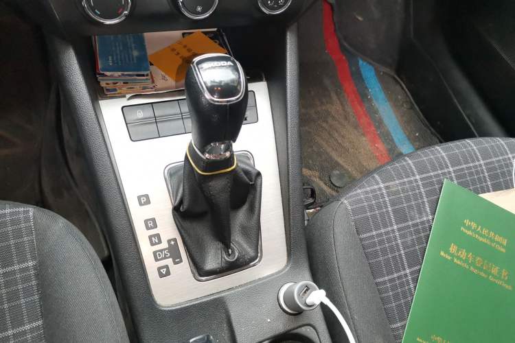 Used Skoda Octavia 2018 1.6L Automatic Comfort Edition Gear Lever
