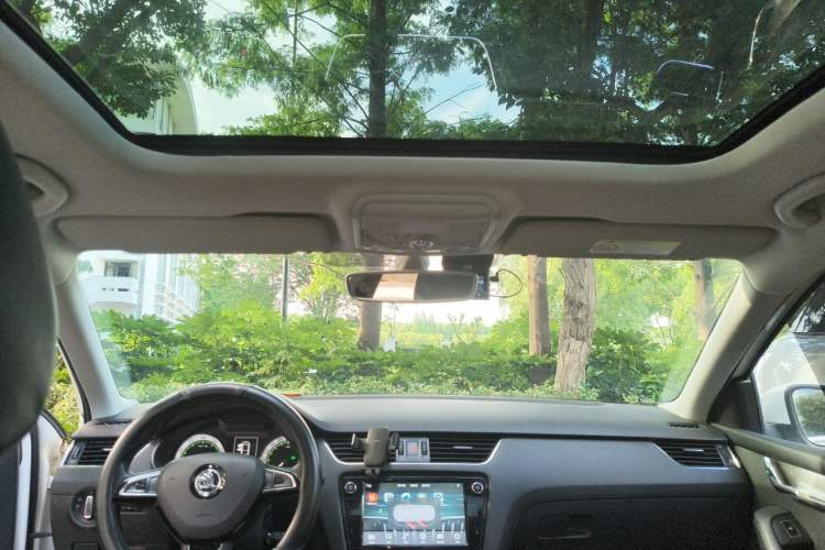 Used Skoda Octavia 2018 1.6L Automatic Luxury Edition Headliner