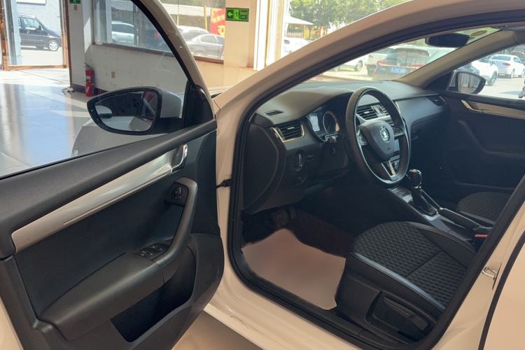 Used Skoda Octavia 2018 TSI230 DSG Luxury Edition Interior 2