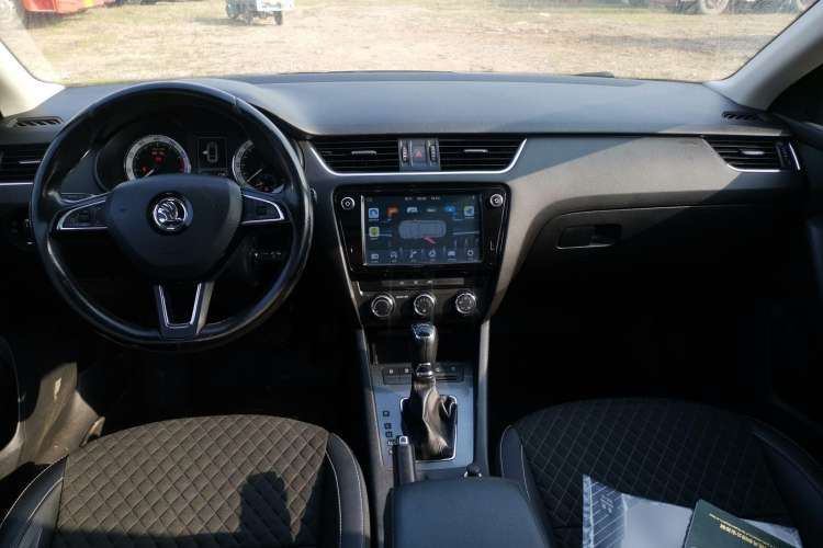 Used Skoda Octavia 2018 Station Wagon TSI280 DSG Luxury Edition Interior 3
