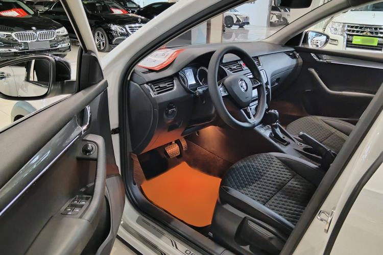 Used Skoda Octavia 2018 Station Wagon TSI280 DSG Luxury Edition Interior 3