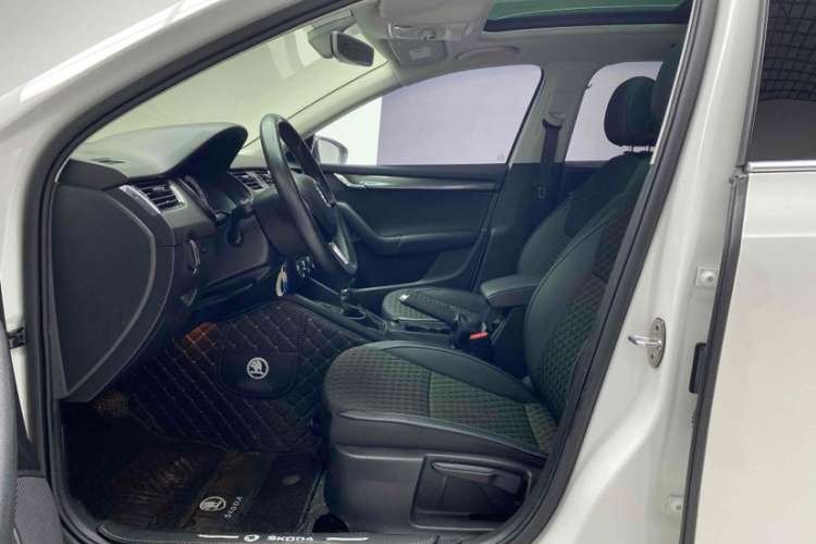 Used Skoda Octavia 2018 Station Wagon TSI230 DSG Luxury Edition Interior 4