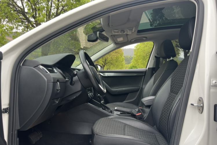 Used Skoda Octavia 2018 Station Wagon TSI280 DSG Luxury Edition Interior 4