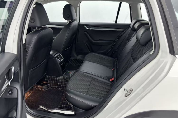 Used Skoda Octavia 2018 Station Wagon TSI230 DSG Luxury Edition Interior 4