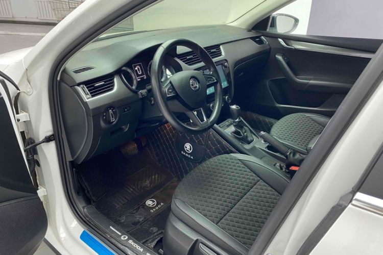 Used Skoda Octavia 2018 Station Wagon TSI230 DSG Luxury Edition Interior 5