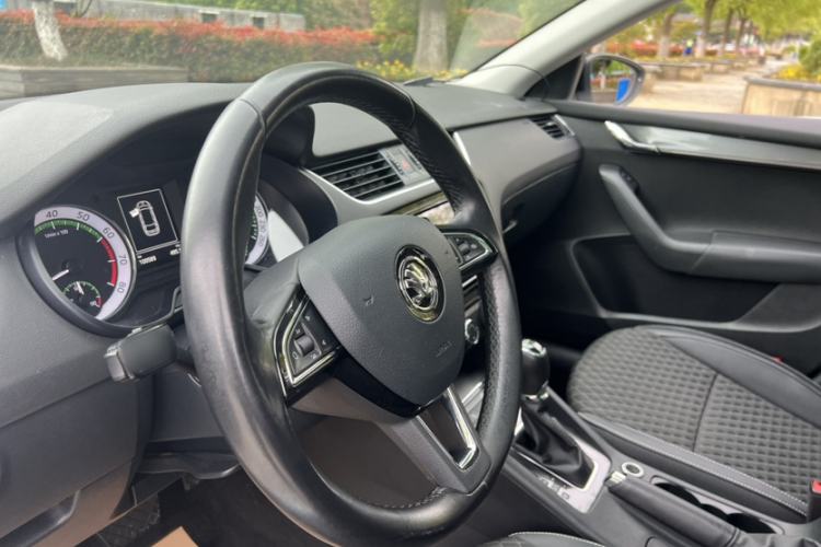Used Skoda Octavia 2018 Station Wagon TSI280 DSG Luxury Edition Interior 6