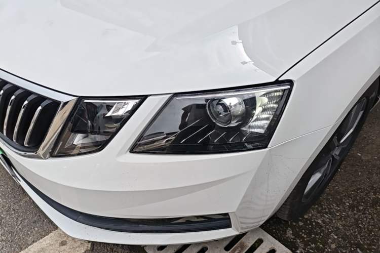 Used Skoda Octavia 2018 1.6L Automatic Comfort Edition Left Front Headlight