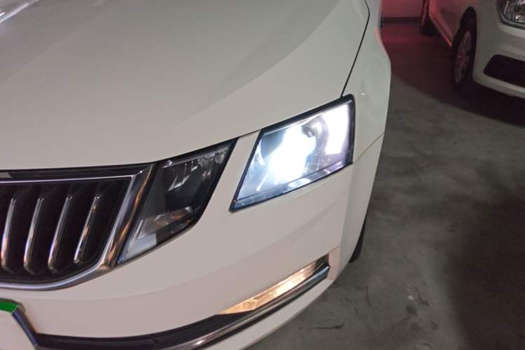 Used Skoda Octavia 2018 1.6L Automatic Comfort Edition Left Front Headlight