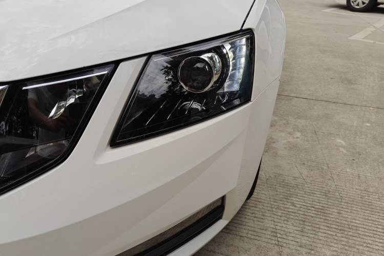 Used Skoda Octavia 2018 1.6L Automatic Comfort Edition Left Front Headlight