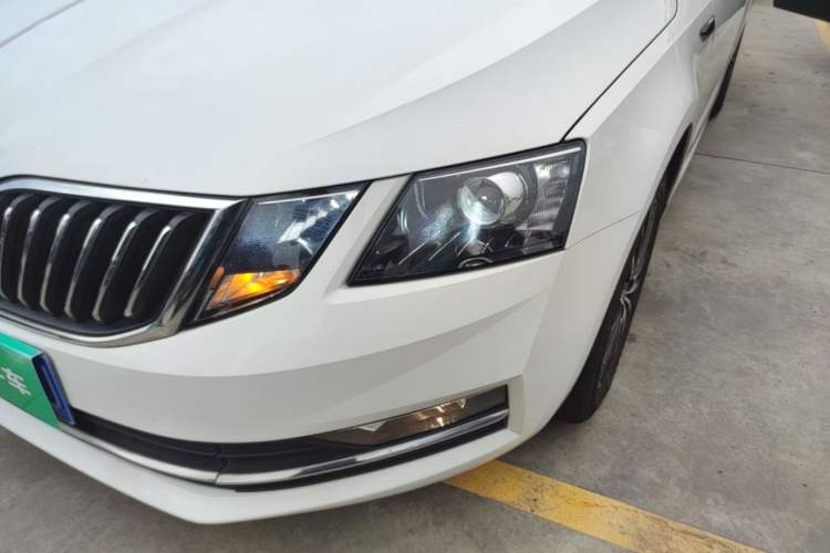 Used Skoda Octavia 2018 1.6L Automatic Luxury Edition Left Front Headlight