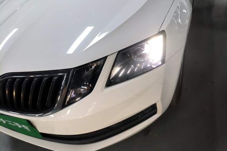 Used Skoda Octavia 2018 1.6L Manual Standard Edition Left Front Headlight
