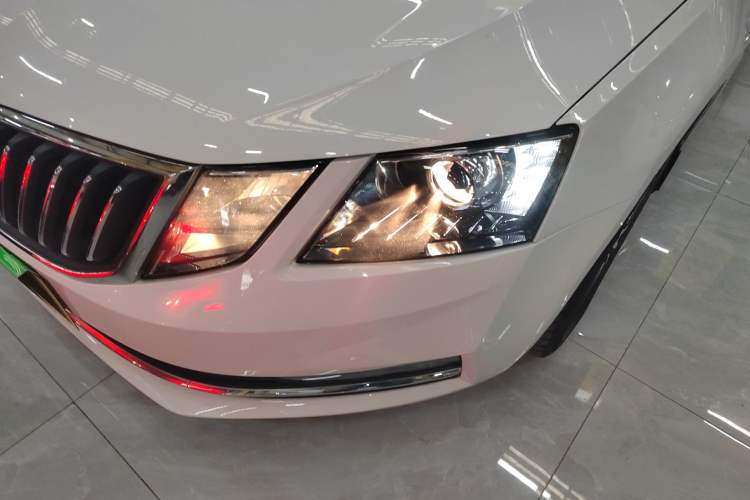 Used Skoda Octavia 2018 TSI230 DSG Comfort Edition Left Front Headlight