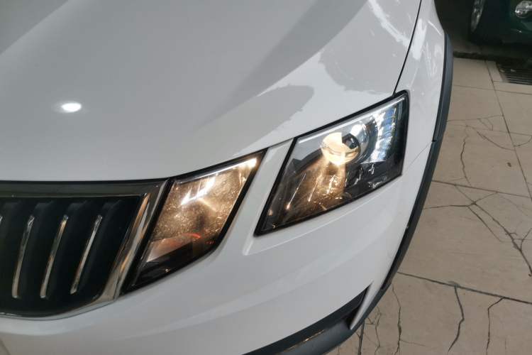 Used Skoda Octavia 2018 Station Wagon TSI230 DSG Luxury Edition Left Front Headlight