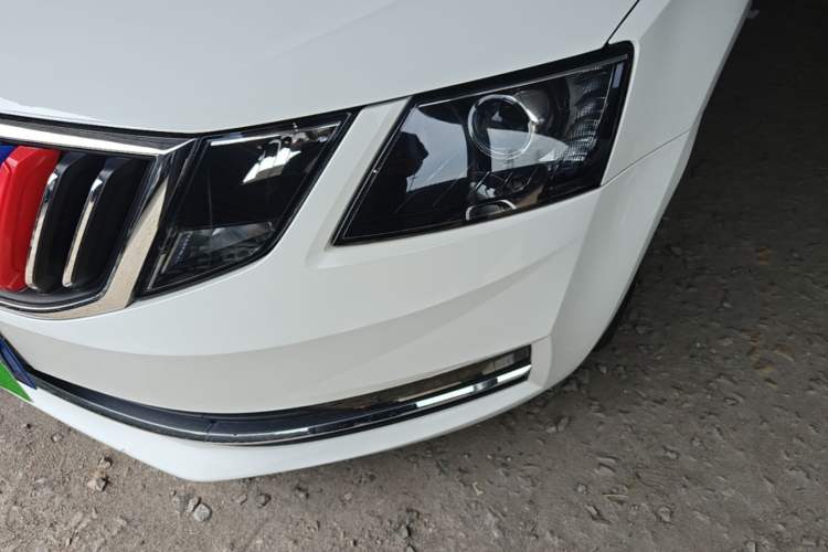 Used Skoda Octavia 2018 1.6L Automatic Luxury Edition Left Front Headlight