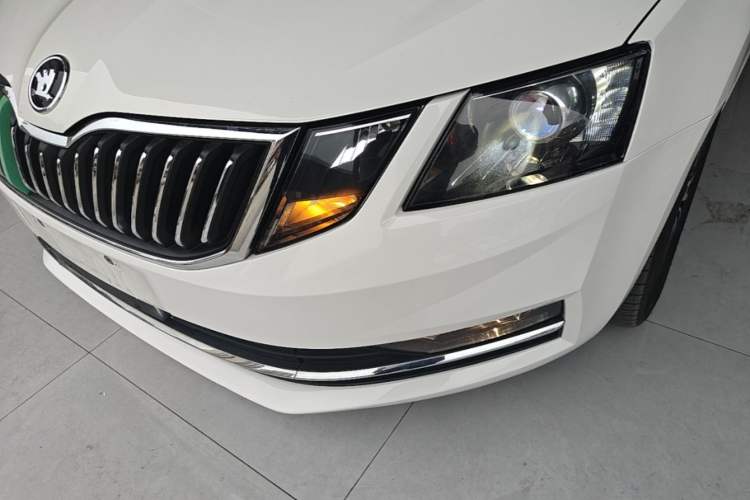 Used Skoda Octavia 2018 1.6L Automatic Luxury Edition Left Front Headlight