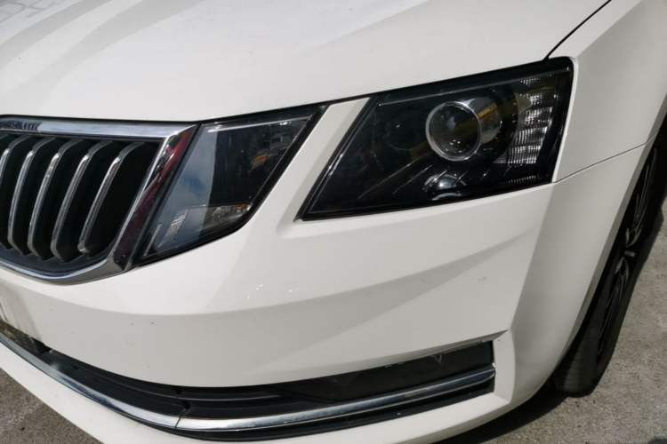 Used Skoda Octavia 2018 1.6L Automatic Luxury Edition Left Front Headlight