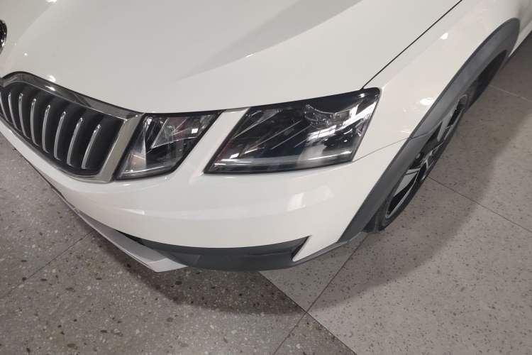Used Skoda Octavia 2018 Station Wagon TSI280 DSG Luxury Edition Left Front Headlight