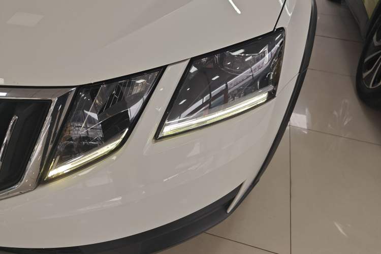 Used Skoda Octavia 2018 Station Wagon TSI280 DSG Luxury Edition Left Front Headlight