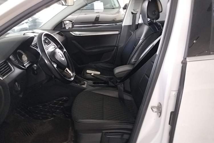 Used Skoda Octavia 2018 1.6L Automatic Luxury Edition Left Front Seat