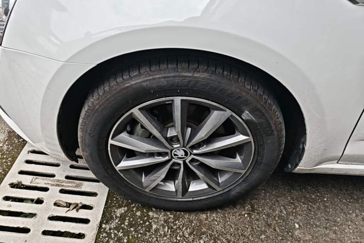 Used Skoda Octavia 2018 1.6L Automatic Comfort Edition Left Front Wheel Hub
