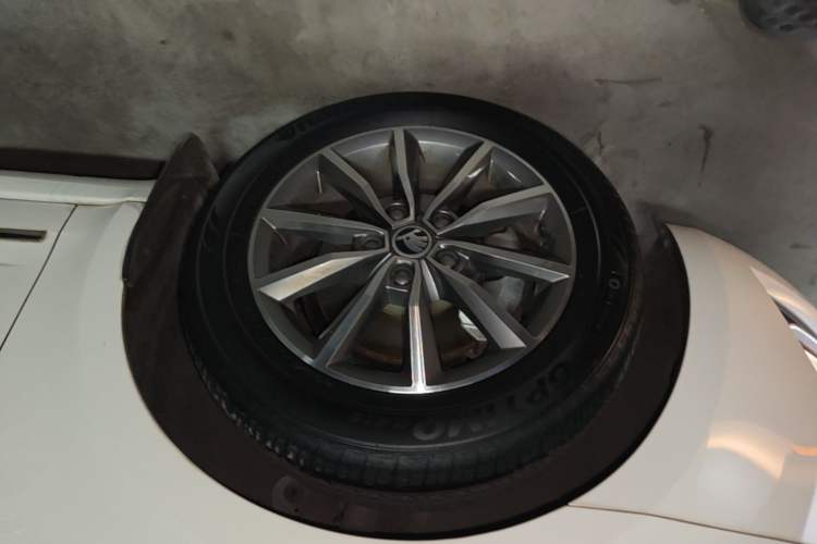 Used Skoda Octavia 2018 1.6L Automatic Comfort Edition Left Front Wheel Hub