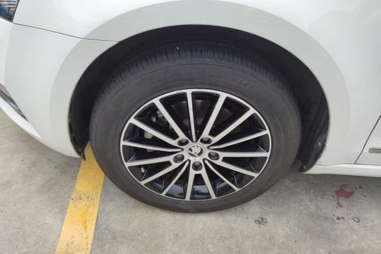 Used Skoda Octavia 2018 1.6L Automatic Luxury Edition Left Front Wheel Hub