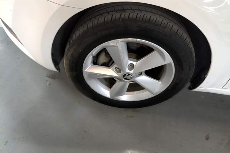 Used Skoda Octavia 2018 1.6L Manual Standard Edition Left Front Wheel Hub