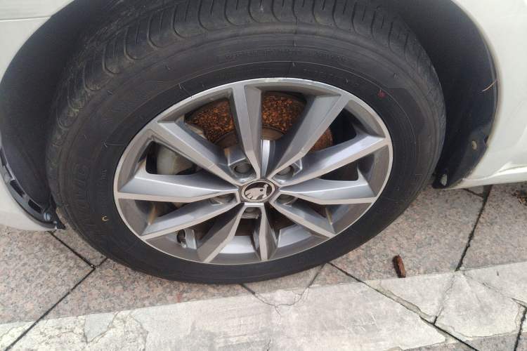 Used Skoda Octavia 2018 1.6L Automatic Comfort Edition Left Front Wheel Hub