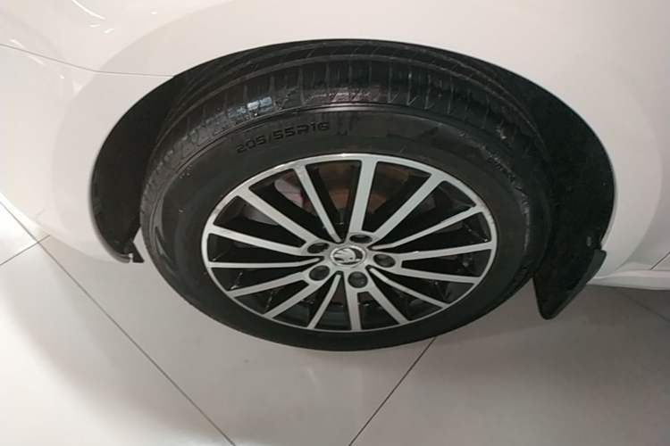 Used Skoda Octavia 2018 TSI230 DSG Luxury Edition Left Front Wheel Hub