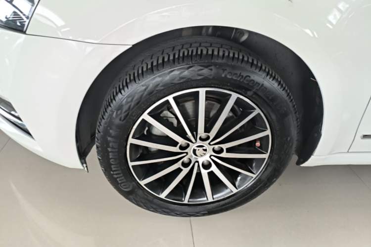 Used Skoda Octavia 2018 TSI230 DSG Luxury Edition Left Front Wheel Hub