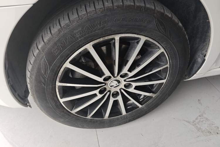 Used Skoda Octavia 2018 1.6L Automatic Luxury Edition Left Front Wheel Hub