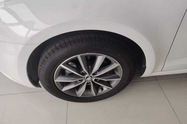 Used Skoda Octavia 2018 TSI230 DSG Comfort Edition Left Front Wheel Hub