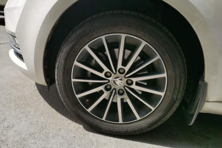Used Skoda Octavia 2018 1.6L Automatic Luxury Edition Left Front Wheel Hub