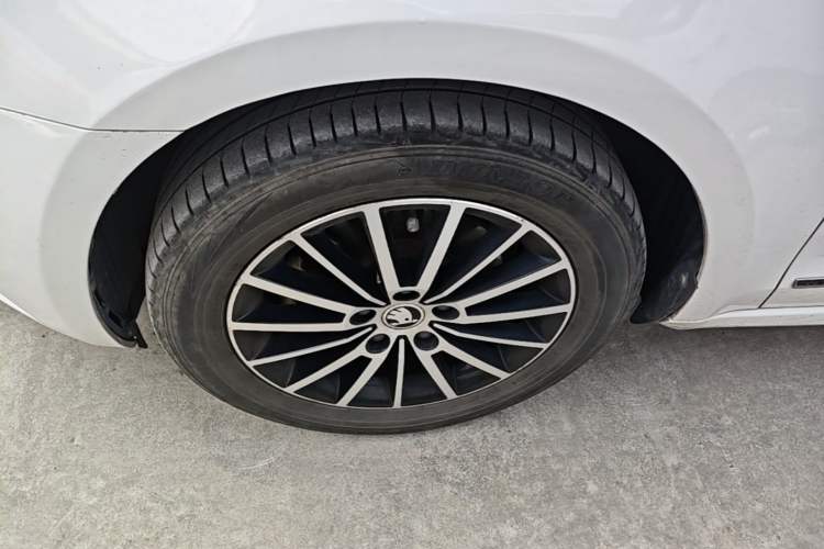 Used Skoda Octavia 2018 TSI230 DSG Luxury Edition Left Front Wheel Hub