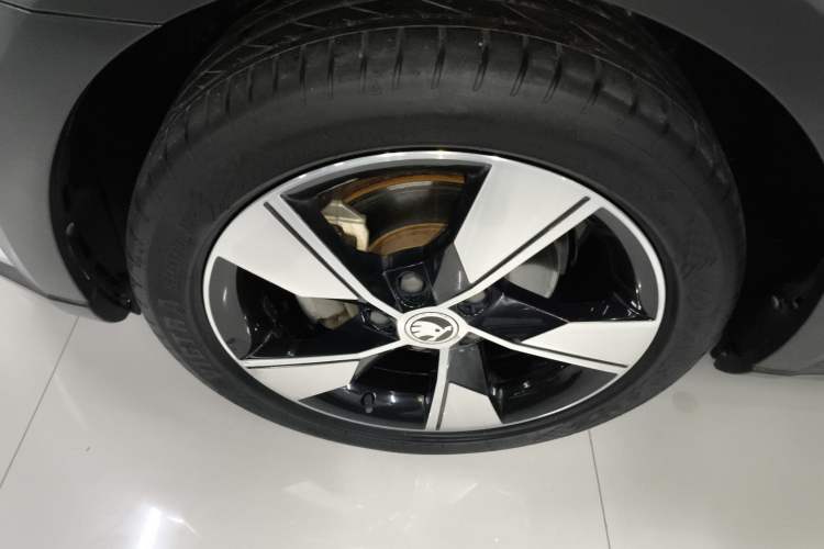 Used Skoda Octavia 2018 Station Wagon TSI280 DSG Luxury Edition Left Front Wheel Hub