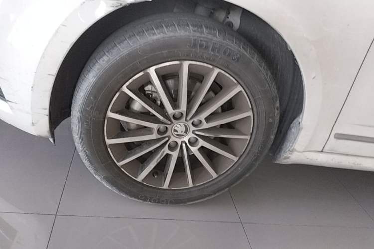 Used Skoda Octavia 2018 1.6L Automatic Luxury Edition Left Front Wheel Hub